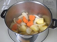 野菜類をオリーブオイルで炒める