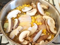 鍋に、<br />
・水400cc<br />
・鶏がらスープの素小さじ4<br />
・薄切りにした生姜と椎茸<br />
・コーン水煮缶<br />
を入れて約8分間煮ます。<br />
<br />
仕上げの前に、片栗粉大さじ1を大さじ2の水で溶いて、スープに入れて良く混ぜます。<br />
塩・こしょうで味を整えます。<br />