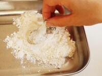 牡蠣は水気をよく拭き取ってから、塩こしょうをし、薄く小麦粉をまぶします。青梗菜は葉と根の部分を切り分け、葉はざく切りにし、根を4つ程度に切り割ります。<br />