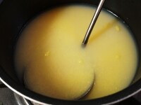 鍋にコーンクリーム缶と水、鶏がらスープの素を入れてよく混ぜ、火にかけます。卵を溶いておきます。<br />