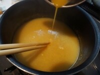煮立ったら、塩こしょうで味を整え、水溶き片栗粉でとろみをつけます。溶き卵を回しいれて、固まったら、できあがり。