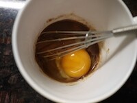 卵、サラダ油を加え、全体を小さな泡立て器、またはフォークなどでよく混ぜます。