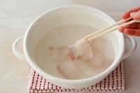 ねぎは７cm長さに切る。ベーコンは食べやすい大きさに切り、鍋に湯を沸かし、サッと湯通しして余分な脂を落とす。<br />