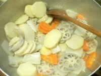 鍋に油とニンニクと赤唐辛子を入れて炒め、香りが出たら野菜とこんにゃくを入れ、1～2分しっかり炒める。<br />