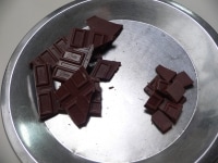 板チョコは1/5（10g強）を芯用に小さく割っておく。残り（50g弱）は餅に混ぜる分として、ザクザクに割る。