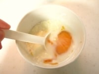 調味卵液の材料を器などに入れて、混ぜ合わせます。
