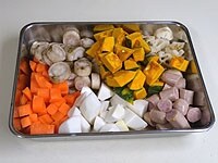 野菜とソーセージは、小さめの一口サイズに切る