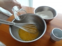 ボウルに卵を割り入れ、砂糖、塩、サラダ油を加えて混ぜましょう。<br />