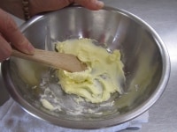 バターと塩をボウルに入れ、バターがやわらかくなるまで木べらでよく練ります。