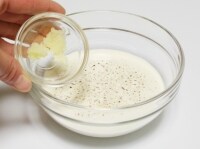 生クリームにおろしにんにく・塩小さじ1/5・こしょうを混ぜ合わせる。