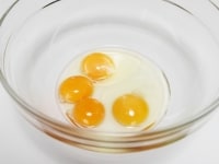 ボウルに卵と卵黄を割り入れる。<br />