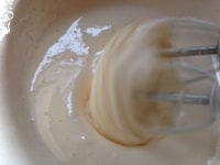 ボウルに卵を割りいれ、ほぐしたら砂糖を加えて、しっかりとリボン状にたれるまで泡立てる。<br />