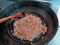 フライパンに油を入れ、たまねぎが茶色になるまで炒める。