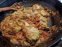 トマトを入れてトロリとするまで炒め、鶏肉をマリネ液ごと加える。香りがたつまで数分間しっかりと炒める。