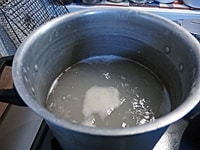 鍋にたっぷりの水を入れて沸騰させ、海水くらいの塩分濃度になるように塩を加える。米を入れて3分茹で、ザルにあげて水気をしっかりと切る。