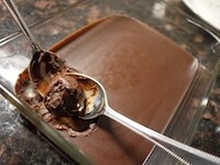 スプーンなどを使い、チョコレートを丸めます。