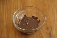 チョコレートを細かく刻んで湯煎にかけ、溶かします。