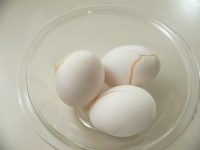 生卵洗って水気を拭き取り、ポリ袋等に入れて、一晩以上冷凍室で凍らせる。冷蔵庫に移して解凍する。<br />