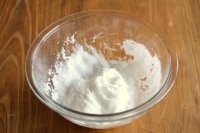 別のボウルに卵白を入れて泡立て、少し泡が立ってきたら砂糖を加えてツノが立つまで泡立てます。