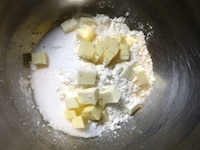 ボウルに薄力粉、グラニュー糖、シナモン、角切りにしたバターを入れます。