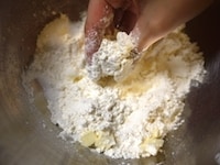 指先でバターをすりつぶすように全体を混ぜます。