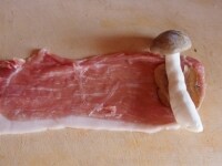 &nbsp;脂身を手前にして豚薄切り肉をひろげ、できるだけ薄く切ったいぶりがっこ、しめじをのせる。しめじが小さければ２～３個使う。