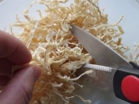 米を研いでざるにあげておく。<br />
切り干し大根はキッチンばさみなどで<br />
食べやすい長さに切る。<br />