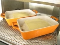 グラタン皿に車麩をしき、上から豆腐クリームをかけ、ピザ用チーズをのせます。180℃のオーブントースターで10分程焼きます。<br />