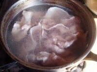 &nbsp;鍋に水と塩を入れ、沸いてきたら豚肉を入れる。色が白く変わったら引き上げ、ザルにあげて水気を切る。
