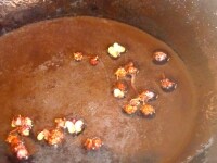 フライパンにごま油と花椒の実を入れ、火にかける。このとき花椒と一緒にクミンシードを入れてもおいしい。