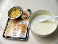 マカロニと卵は茹でる。<a href="http://allabout.co.jp/gm/gc/7203/">ホワイトソースは電子レンジで作る</a>。アルファ米ドライカレー（他の味付けご飯でも可）を用意する。<br />
<br />
※<a href="http://allabout.co.jp/gm/gc/424209/">フライパンで作るホワイトソースのレシピはこちら。</a><br />
<br />