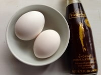 卵とナンプラーを用意する。ナンプラーは、開封後、時間が経つと発酵が進んで、匂いがきつくなってくるので、新鮮なものがおすすめ。<br />