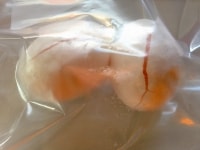 卵をビニール袋に入れ、一晩冷凍する。<br />