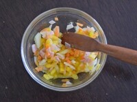 <ol>
    <li>玉ねぎ、にんじん、パプリカ、ハムをみじん切りにします。</li>
    <li>ボウルにオリーブオイル、ゆず胡椒、ブラックペッパーを混ぜ合わせ、みじん切りした材料を加えてよく混ぜ合わせます。</li>
</ol>