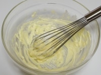 バターを常温に戻してやわらかくし、泡立て器で空気を含ませるように良く混ぜる。