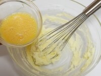 ３に溶きほぐした卵を少しずつ加えて分離しないように混ぜ合わせる。