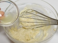 レモン汁を加えてよく混ぜ合わせる。器に盛り、あればミントを添える。
