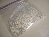 120gの塩と麹をビニール袋に入れて袋口を閉めてよく混ぜ合わせます。