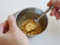 ポン酢とマヨネーズ、カレー粉をよく混ぜ合わせます。<br />