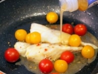フライパンにオリーブオイルを入れ、たらを両面焼いて、ミニトマトを加える。そこにイタリアンドレッシングを加え、ふたをして1～2分加熱して出来上がり。<br />
<br />
<br />