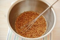 米酢、砂糖、塩、粒マスタード、オイルをよく混ぜ合わせてピクルス液を作る。