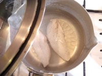 ささみは白い筋を包丁で取り除く。<br />
小鍋にお湯を沸騰させ塩を小さじ1/2入れ（分量外）							<br />
ささみを入れて再度沸騰させたら蓋をして10分。<br />
お湯からひきあげ、さわれる程度に冷めたところで<br />
ざっくりと手でほぐす。<br />