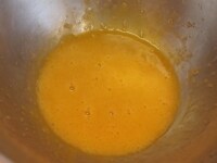 卵黄、練りからし、塩を合わせてまぜ、酢を加えて更に混ぜる。これを湯煎にかけながら、少しとろみがつくまでまぜ続ける。