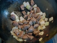 フライパンにオリーブオイルを入れ、ラム肉を強火で炒める。色が変わったらにんにく、たまねぎを入れ、さらに1分ほど炒める。