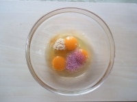 &nbsp;中くらいのボウルに卵、砂糖、フリーズドライ桜（またはおろしたオレンジの皮）小さじ1を入れ、泡立て器でよく混ぜる。