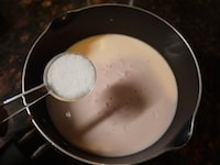 &nbsp;鍋にいちごヨーグルトを入れ、グラニュー糖を加えます。粉ゼラチンを少しずつだまにならないように、泡立て器で混ぜながら加えます。