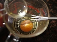 卵、サラダ油、牛乳の液体類を別の容器にいれ、卵をときほぐし、全体を混ぜておきます。