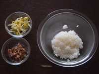 <ol>
    <li>豆もやしをたっぷりのお湯でゆでます。豆は火が通りにくいので、しっかりとゆでるようにしましょう。</li>
    <li>炊き立てのご飯に、ほぐしたさば缶と豆もやしをよく混ぜます。味をみて薄いようなら塩を加えて味を調整します。</li>
    <li>ご飯を4等分にしたものを俵型ににぎって、お好みで韓国のりを巻いていただきます。</li>
</ol>