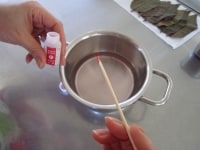 鍋に、水・上白糖・食紅を入れて軽く混ぜ、火にかけて砂糖を煮溶かします。
