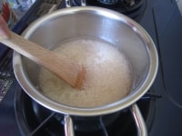沸騰したら道明寺粉を入れ混ぜ、ふたをして10分ほど蒸らします。